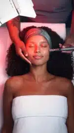 Soin visage LuminFusion Dermalogica à Grenoble : peeling rétinol, nanoinfusion et LED rouge pour une peau éclatante, lissée et revitalisée instantanément.