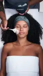 Soin visage LuminFusion Dermalogica à Grenoble : peeling rétinol, nanoinfusion et LED rouge pour une peau éclatante, lissée et revitalisée instantanément.